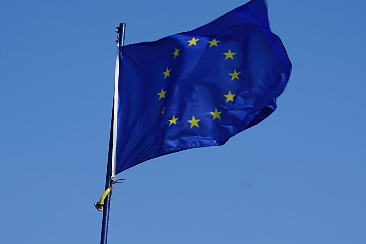 Ue d. Флаг Франции и ЕС на флагштоке